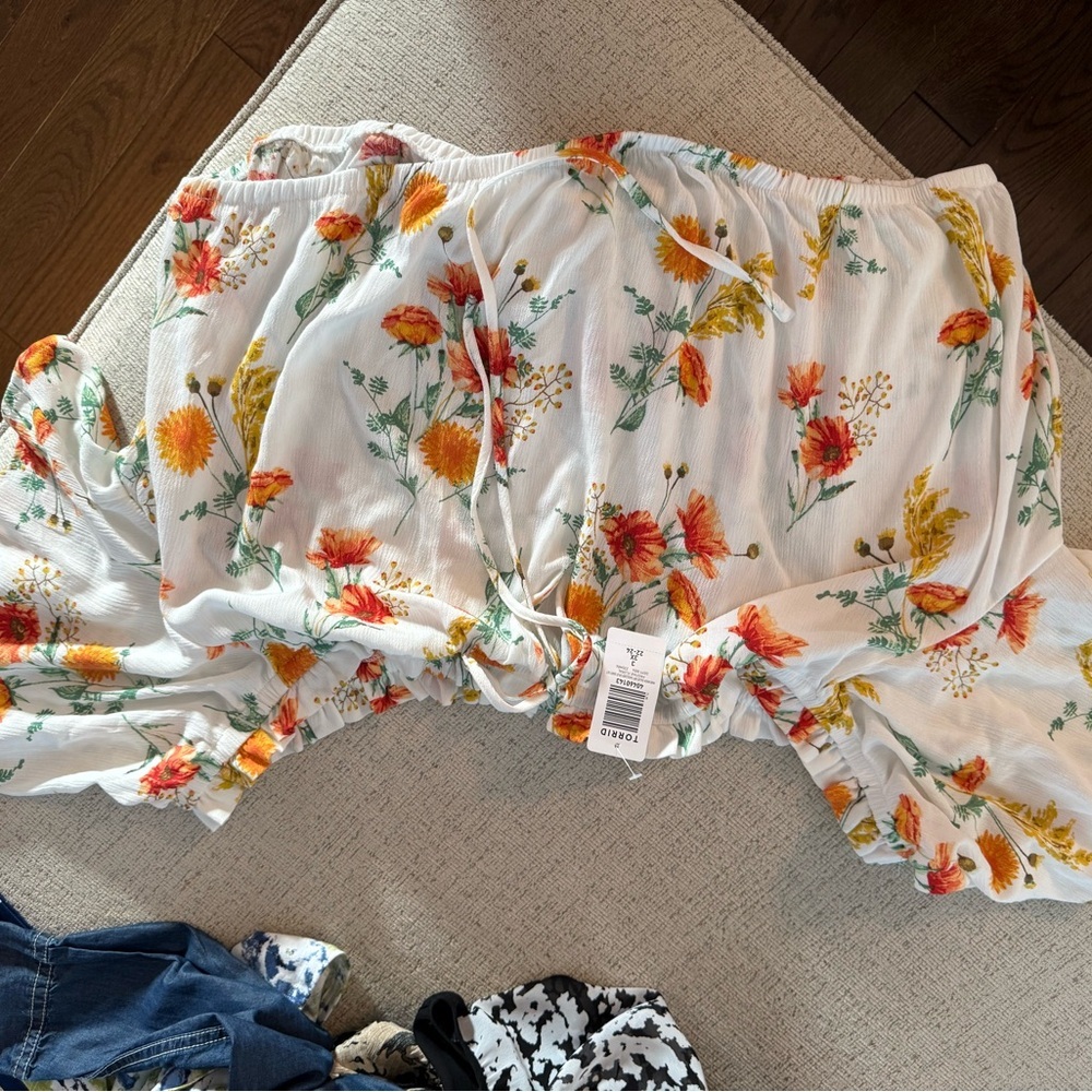 New With Tag Torrid Floral Print off the shoulder Crop Top - Picture 2 of 4